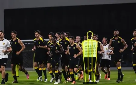 غياب كريم بنزيما يثير التساؤلات حول التشكيلة المنتظرة للاتحاد السعودي في مواجهة الشرطة