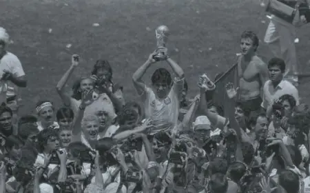 وفاة الشخص الذي حمل دييغو مارادونا بعد فوز الأرجنتين بكأس العالم 1986