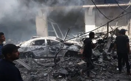 غارة للاحتلال تصيب فلسطينيين خلال استهداف مركبة في قلب قطاع غزة