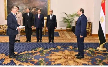 سفير بريطانيا يؤكد دور مصر الحيوي كوسيط رئيسي لإيصال المساعدات إلى غزة