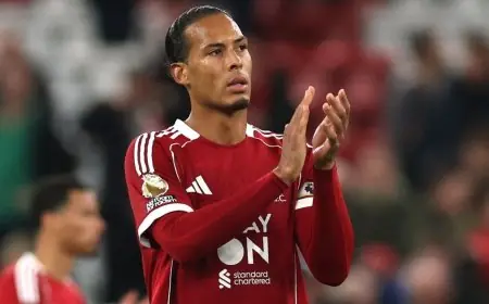 فان دايك يجتمع مع اللاعبين بعد الهزيمة أمام مانشستر يونايتد لتعزيز الروح المعنوية