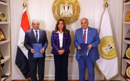 توقيع عقد خدمات نظافة الشوارع في بورسعيد بحضور منال عوض وشركة نهضة مصر