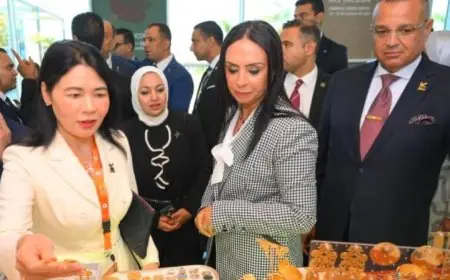 وزيرة التضامن ومحافظ جنوب سيناء يزوران جناح معرض ديارنا للحرف اليدوية للاستعراض والتفاعل