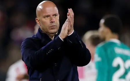 سلوت يعبّر عن مفاجأته بخسارة ليفربول في أربع مباريات متتالية ويكشف عن عدم إيجاده حلاً