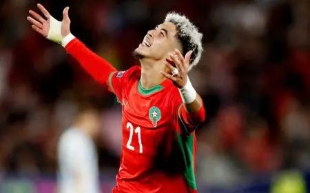 فاماليكاو يحتفل بالمغربي ياسر الزابيري بعد فوزه بلقب كأس العالم