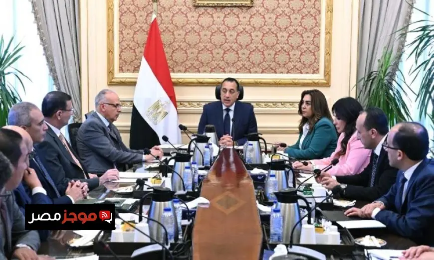 رئيس الوزراء يراقب تنفيذ خطة تطهير المجاري المائية لتحسين البيئة المياه