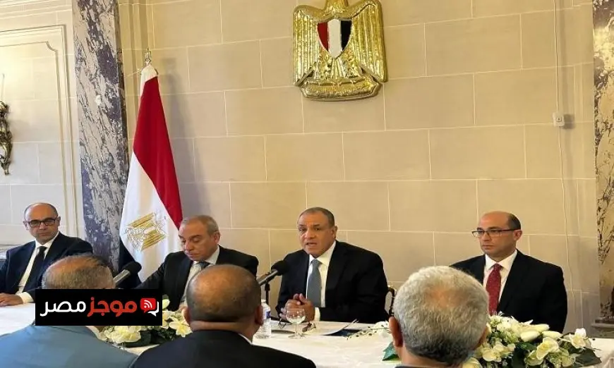 وزير الخارجية والهجرة يجتمع مع الجالية المصرية في باريس لتعزيز العلاقات والتعاون