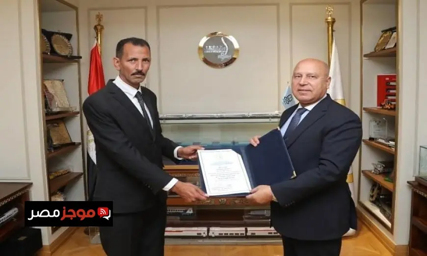 وزير النقل يكرم سائق الدلتا لرفضه مكافأة مالية ويتسلم أكثر من مليون جنيه