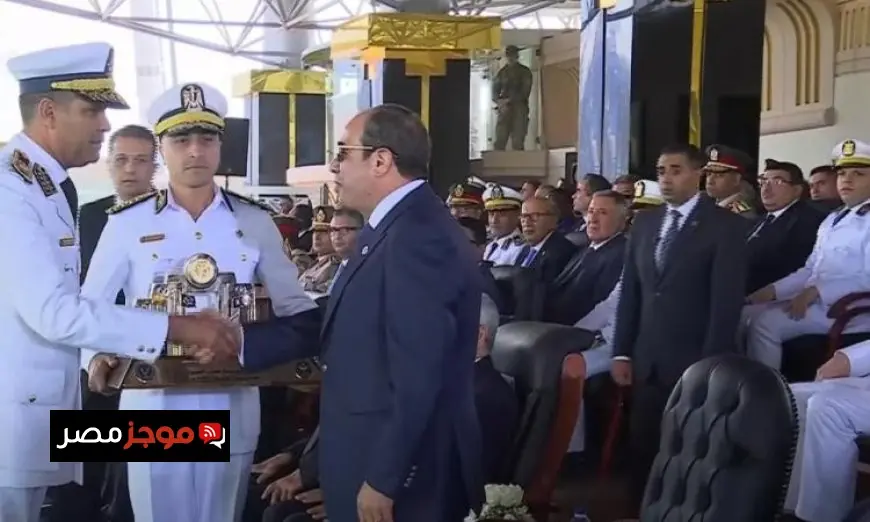رئيس أكاديمية الشرطة يقدم هدية تذكارية للرئيس السيسي تتضمن رموز الوطن