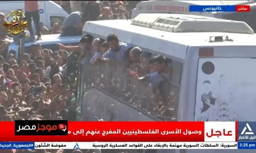 صور وصول الأسرى الفلسطينيين المحررين إلى مجمع ناصر الطبي وسط فرحة عارمة