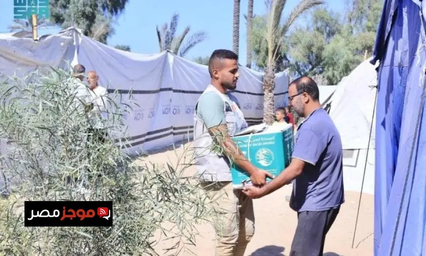 سلمان للإغاثة يستمر في توزيع السلال الغذائية على النازحين في مخيمات جنوب قطاع غزة