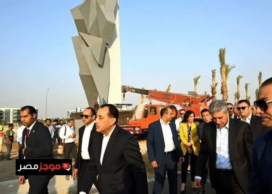 رئيس الوزراء يتفقد سير أعمال تطوير محيط المتحف المصري الكبير ويؤكد قرب الانتهاء منها