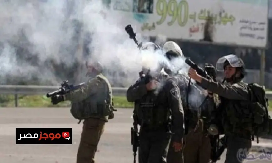 قوات الاحتلال تستخدم قنابل الصوت والغاز ضد الفلسطينيين غرب الخليل