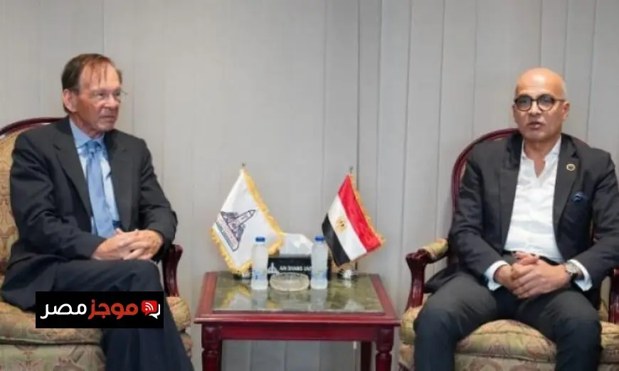 رئيس جامعة عين شمس يناقش سبل تعزيز التعاون مع وفد جامعة تكساس الأمريكية
