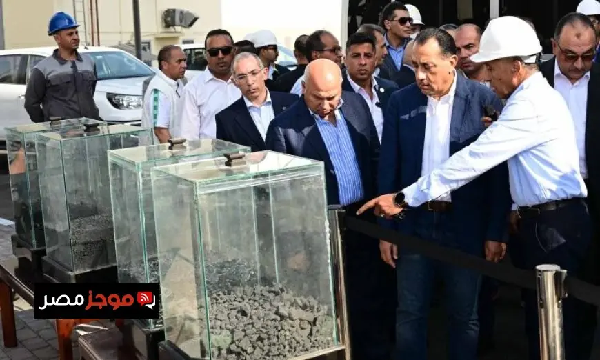 رئيس الوزراء يستعرض مراحل إنتاج مصنع الشركة المصرية لبلوكات الأنود الكربونية