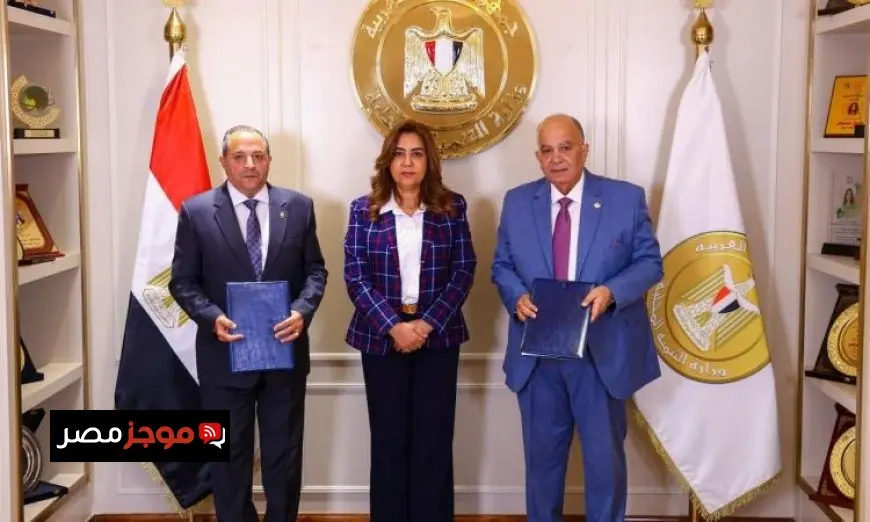 توقيع عقد خدمات نظافة الشوارع في بورسعيد بحضور منال عوض وشركة نهضة مصر