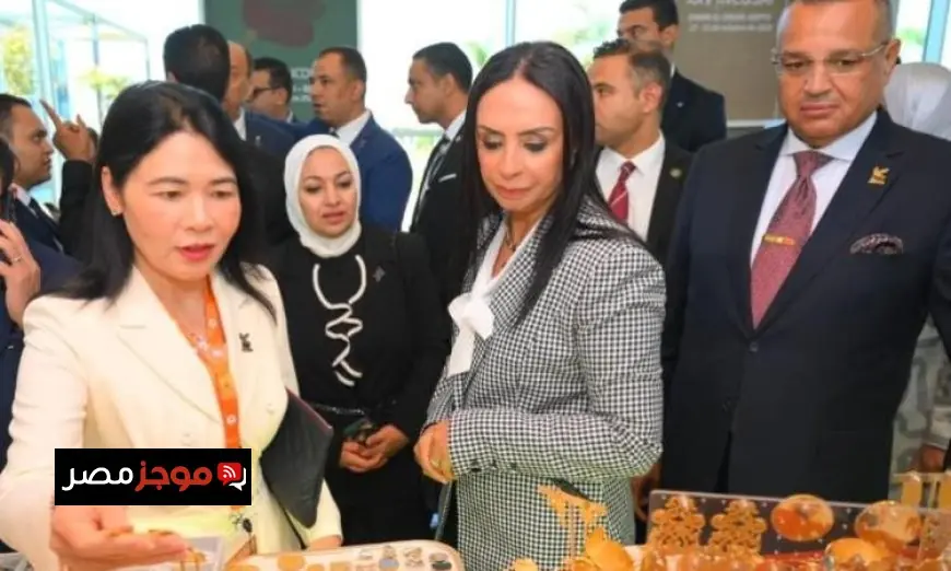 وزيرة التضامن ومحافظ جنوب سيناء يزوران جناح معرض ديارنا للحرف اليدوية للاستعراض والتفاعل