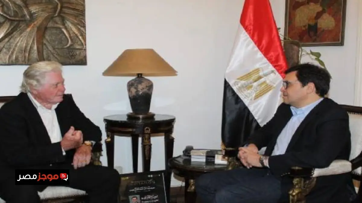 وزير الثقافة يستعرض مع حسين فهمى التحضيرات الأخيرة لمهرجان القاهرة السينمائى الدورة 46