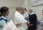 رئيسة المجلس القومي للطفولة تُسعد أطفال فلسطينيين في مستشفى العريش من خلال توزيع الهدايا
