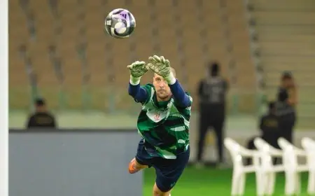 حارس نادي الرياض يتألق ويتصدى لهجمات الأهلي في الشوط الأول