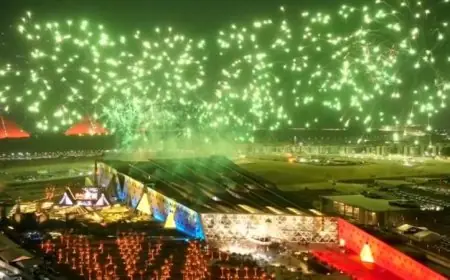 عرض مذهل من الألعاب النارية والطائرات الشراعية في حفل افتتاح المتحف المصري الكبير