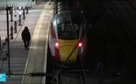 اصابة 10 أشخاص في حادث طعن مروع على متن قطار في بريطانيا