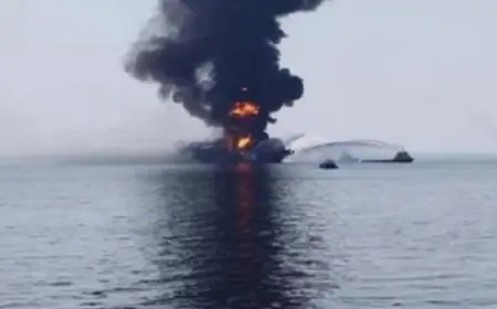 حريق ضخم في ناقلة نفط روسية جراء هجمات بطائرات مسيرة أوكرانية في البحر الأسود