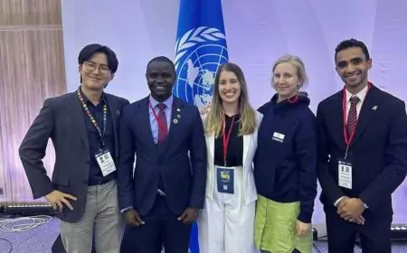 الطالب محمد نجيب من جامعة المنيا يرفع علم مصر في منتدى شباب اليونسكو بأوزبكستان