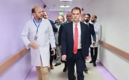 مستشفى زايد التخصصي تستضيف وفدًا بريطانيًا لمناقشة تجهيزات استقبال مصابي غزة