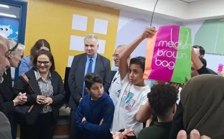 السفير الألماني يقدم الهدايا للأطفال الفلسطينيين في مستشفى العريش العام