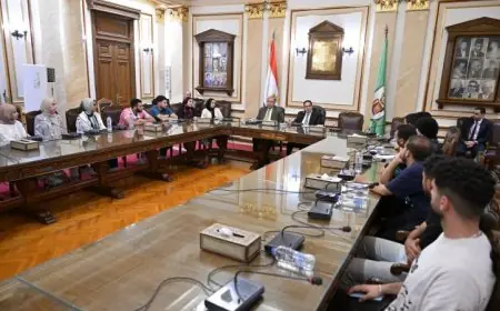 رئيس جامعة القاهرة يلتقي بطلاب كلية التجارة ويتخذ قرارات عاجلة لحل مشكلاتهم