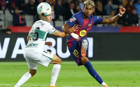 فليك يكشف عن استمرارية لامين يامال في برشلونة رغم معاناته من الألم أحياناً