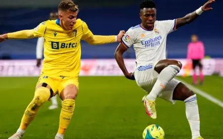 قُبلة غير متوقعة تثير غضب لاعب متهور وتؤدي إلى طرده من المباراة