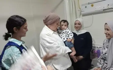 رئيسة المجلس القومي للطفولة تُسعد أطفال فلسطينيين في مستشفى العريش من خلال توزيع الهدايا