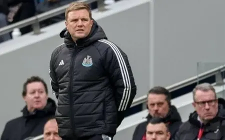 مدرب نيوكاسل يحتفل بانتصار فريقه المثير على توتنهام في الدوري الإنجليزي