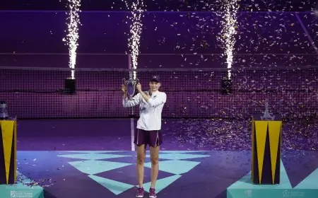 إيلينا ريباكينا تتوج بلقب البطولة الختامية في الرياض بعد فوزها على أرينا سابالينكا