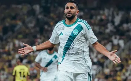 رياض محرز يتألق بأفضل أداء بينما كريم بنزيما يتلقى تقييمًا كارثيًا في ديربي الاتحاد والأهلي