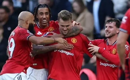 دي ليخت يحظى بدعم كومان بفضل تألقه مع مانشستر يونايتد