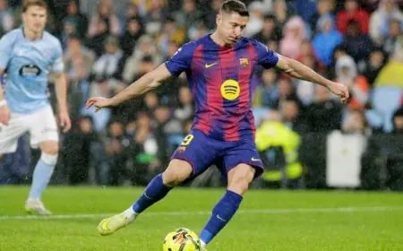 ليفاندوفسكي يتمسك ببرشلونة بينما الفريق يأخذ وقته في اتخاذ القرار بشأن مستقبله