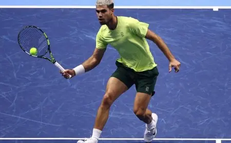 كارلوس ألكاراز يحقق انتصارًا مثيرًا في البطولة الختامية للتنس