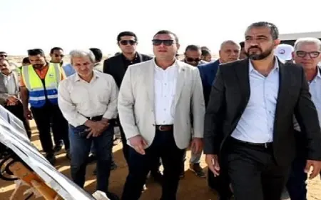 وزير الإسكان يقوم بجولة تفقدية للطرق والمرافق في منطقة الأمل بالعبور الجديدة