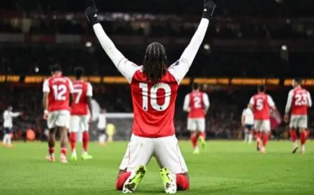 إيزي يحقق إنجازاً مذهلاً بتسجيل ثلاثة أهداف في مباراة مثيرة ضد توتنهام