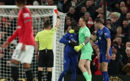 خسارة مدوية لمانشستر يونايتد ضد عشرة لاعبين تحدث صدمة تاريخية في أولد ترافورد