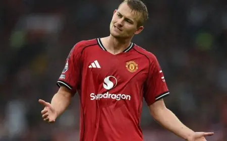 مدافع مانشستر يونايتد يهاجم زملاءه بعد الخسارة أمام إيفرتون بـ 10 لاعبين