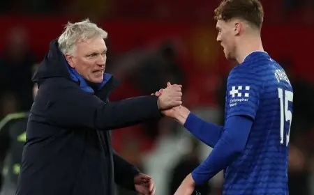 غاي يقدم اعتذارًا بعد صفع زميله وتعليق مثير من مدرب إيفرتون مويس