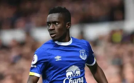 اعتذار إدريسا جانا جاي لاعب إيفرتون عن الطرد الغريب في مباراة مانشستر يونايتد بالدوري الإنجليزي