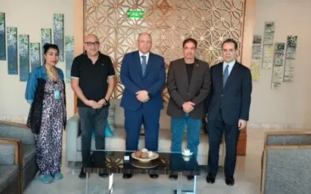 السفير المصري بالكويت يزور بعثة فراعنة الشطرنج ويطمئن على مشاركتهم في البطولة العربية