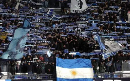 جماهير نابولي تحتفل بالذكرى الخامسة لرحيل أسطورة كرة القدم دييغو مارادونا