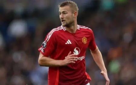 دي ليخت يوجه انتقادات لاذعة لمانشستر يونايتد بعد الخسارة أمام إيفرتون ويدعو للتضامن قبل مواجهة كريستال بالاس