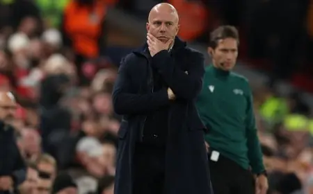 أرني سلوت يتصدى للانتقادات ويوجه الدعم لفان دايك بعد أزمة أيندهوفن